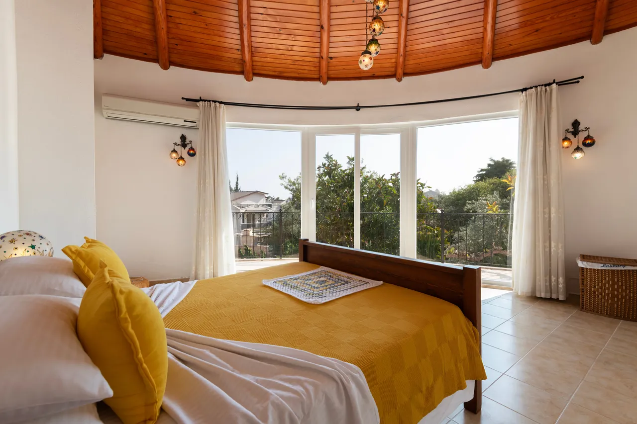 Master bedroom with king size bed at Villa Hannah Kalkan