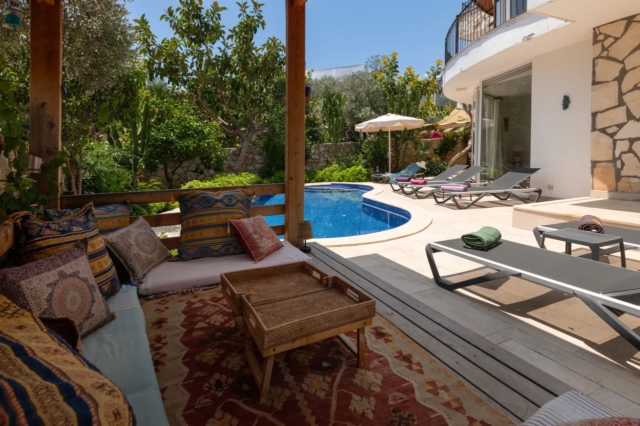 Private pool with sun terrace and seating at Villa Hannah Kalkan