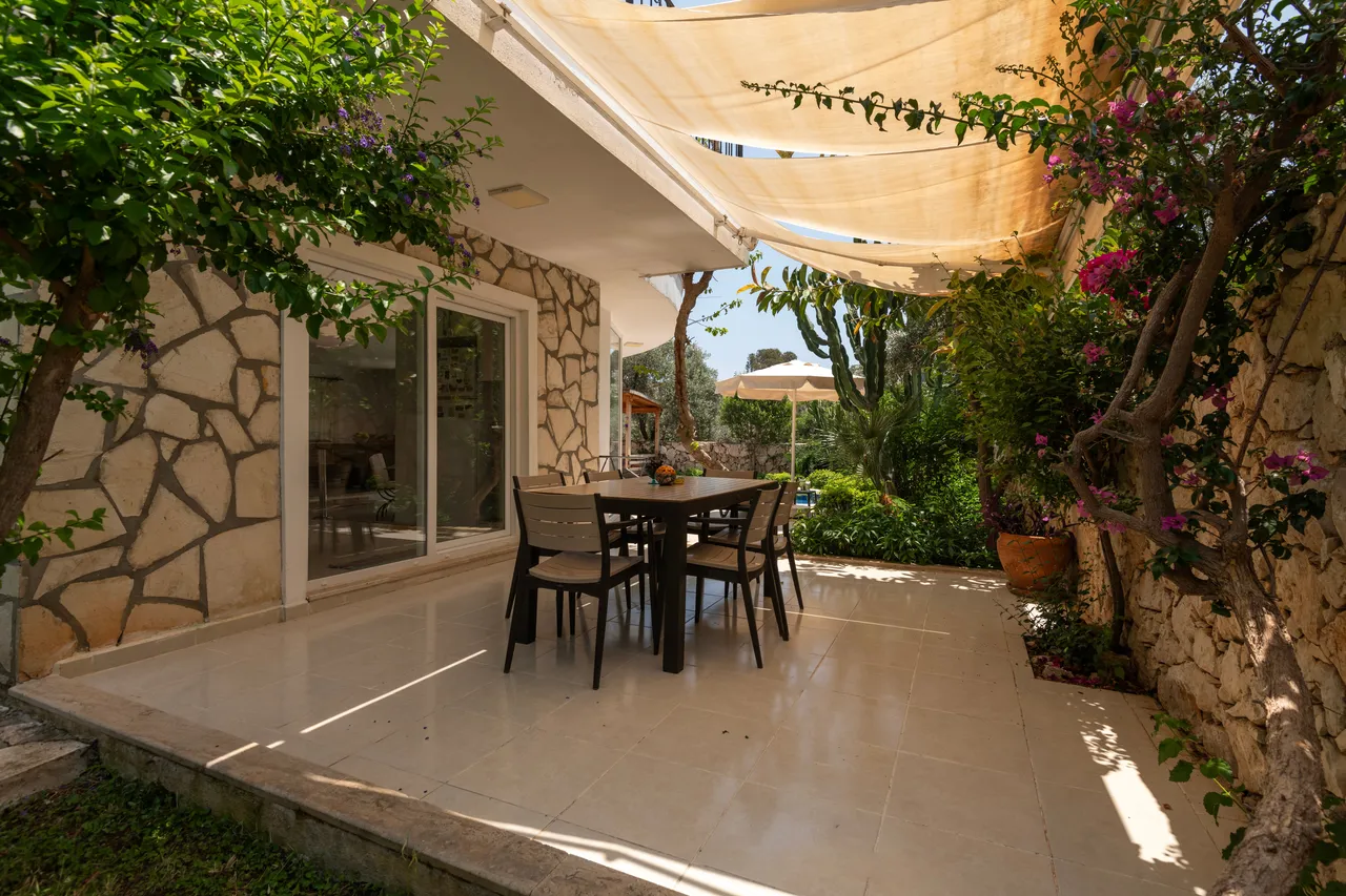 Family-friendly pool steps and outdoor space at Villa Hannah Kalkan